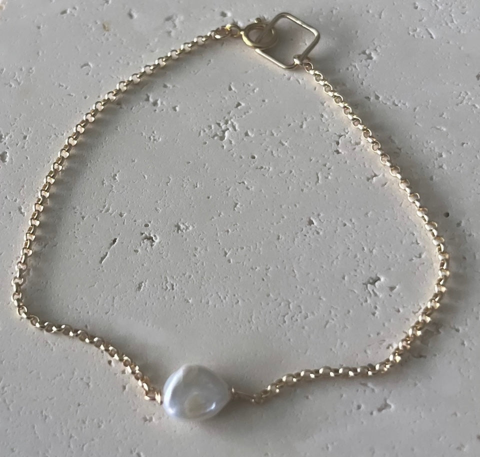 Gold bracelet with Keshi Pearl