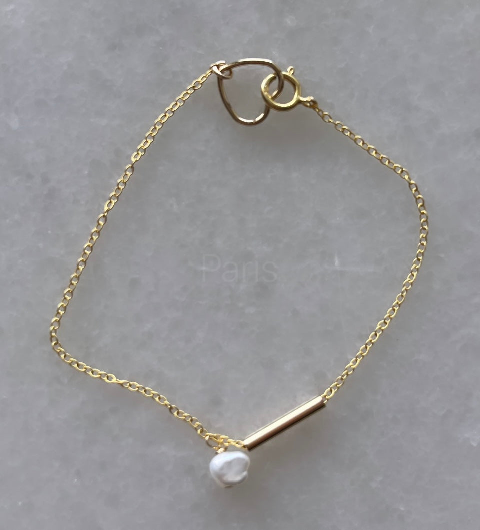 Fine gold bracelet with freshwater pearl