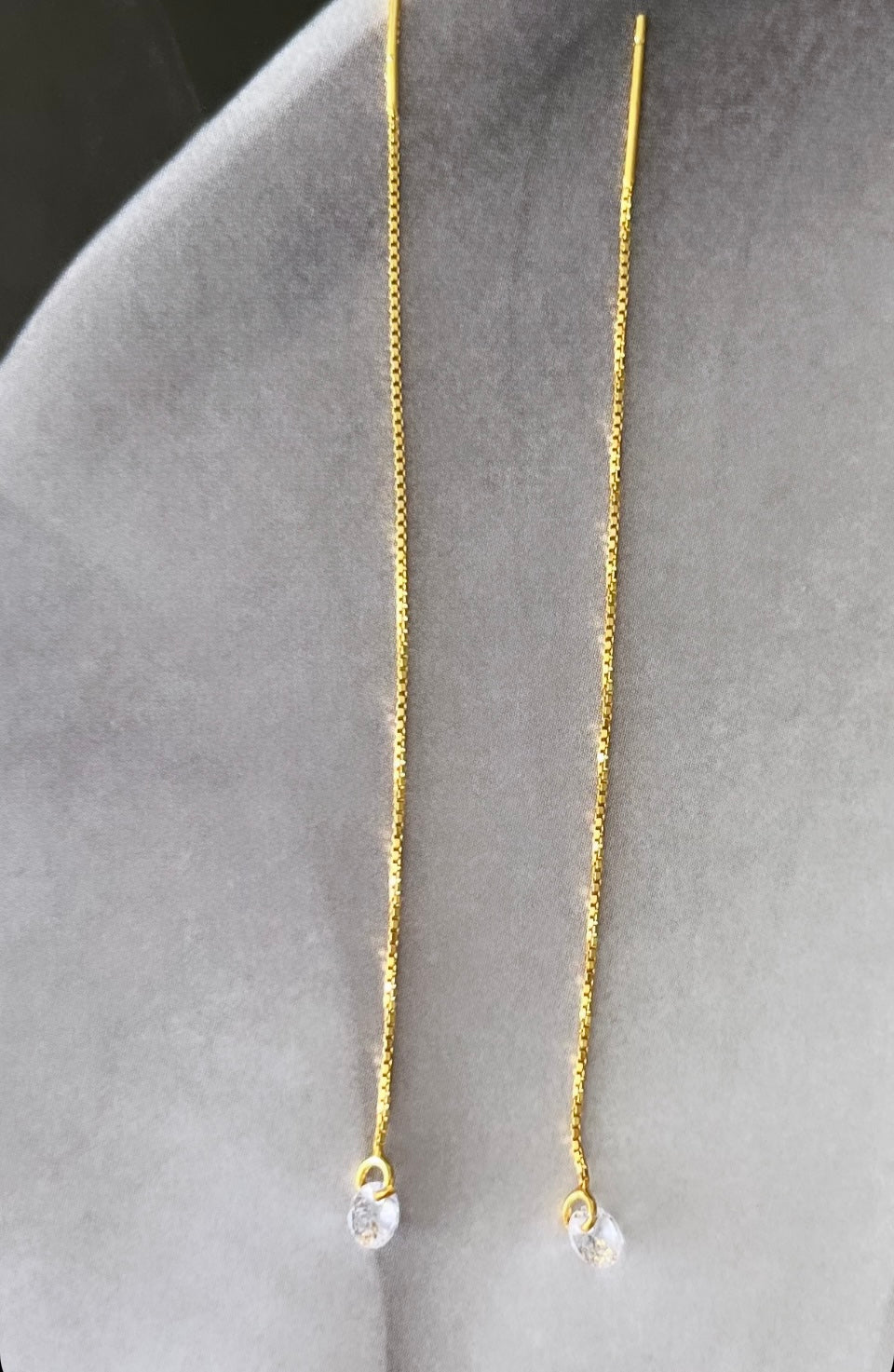 Gold threads earrings with zirconia