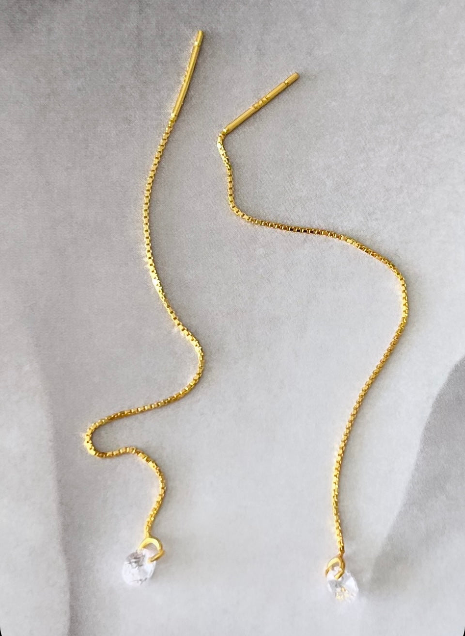 Gold threads earrings with zirconia