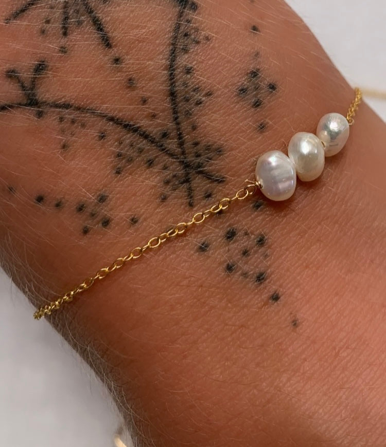 Gold chain bracelet with freshwater pearls