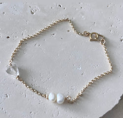 Gold bracelet with pearls and clear quartz